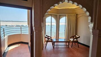 Studio, River View | Interior