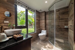 Deluxe Double Room, Garden View | Bathroom | Free toiletries, hair dryer, towels, soap - Bai Dinh Riverside Resort & Spa (Gia Vien)