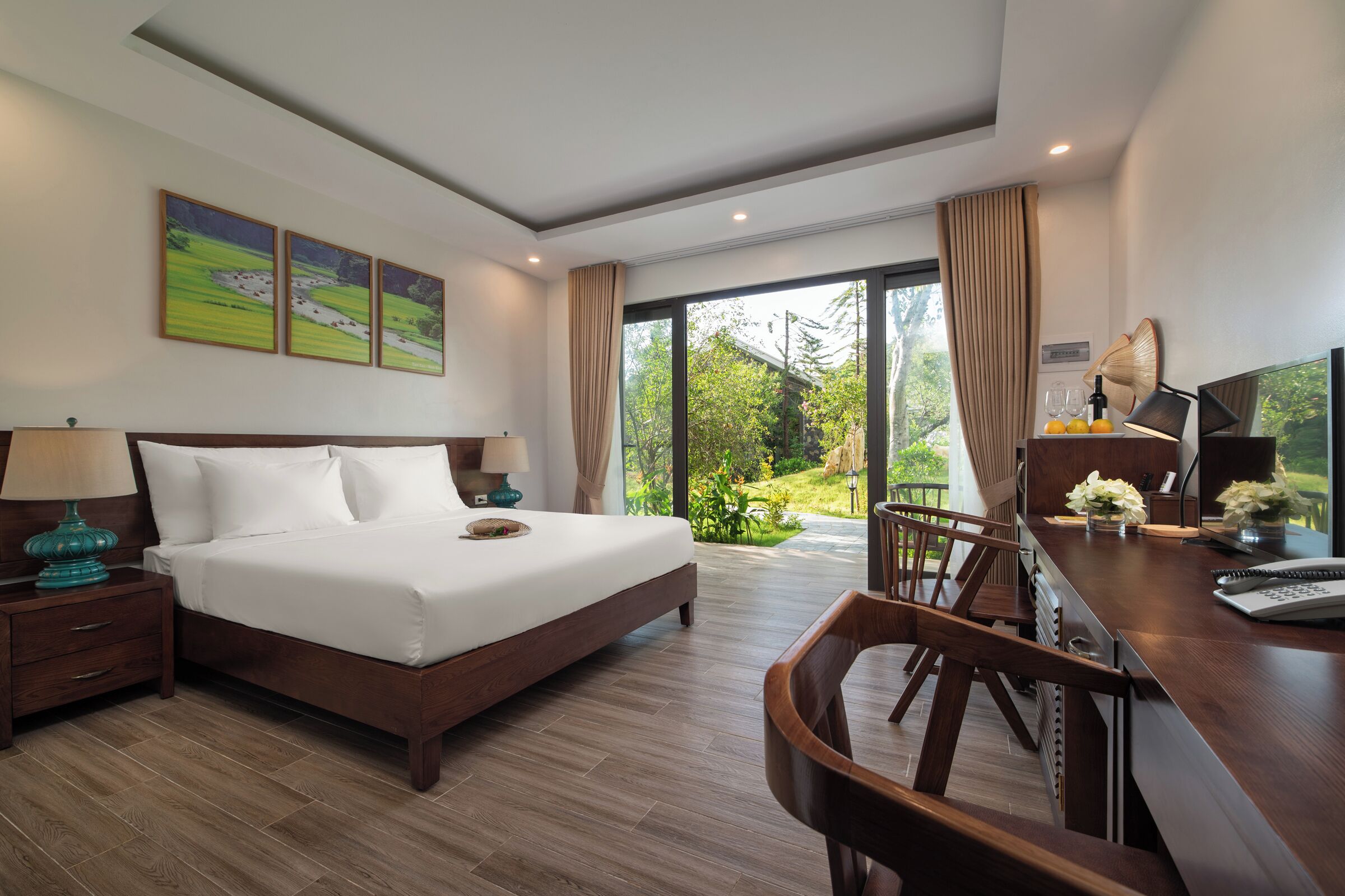 Minibar, desk, laptop workspace, free WiFi