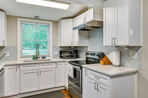 Frigorífico, placa de cocina, lavavajillas y cafetera o tetera