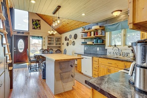 Fridge, microwave, stovetop, dishwasher