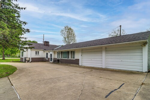2 Mi to Heritage Park! Pet-Friendly Retreat