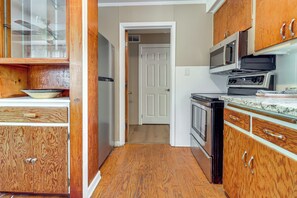 Fridge, microwave, stovetop, dishwasher