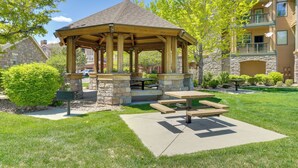 A gazebo with picnic tables in a courtyard surrounded by buildings. - Easy E470 & 125 Access! Quiet Englewood Condo (Englewood)