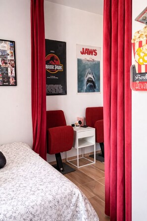 Een strijkplank/strijkijzer, gratis wifi, beddengoed