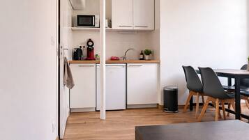 Kühlschrank, Mikrowelle, Wasserkocher mit Kaffee-/Teezubehör