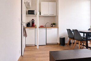 Een koelkast, een microgolfoven, een koffiezetapparaat/waterkoker