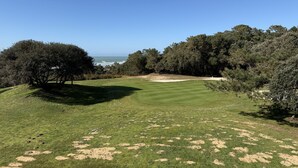 A golf course with a clear view of the ocean, surrounded by dense trees. - Sea and port view apartment - Golf of Bourgenay - 6 people (Talmont-Saint-Hilaire)