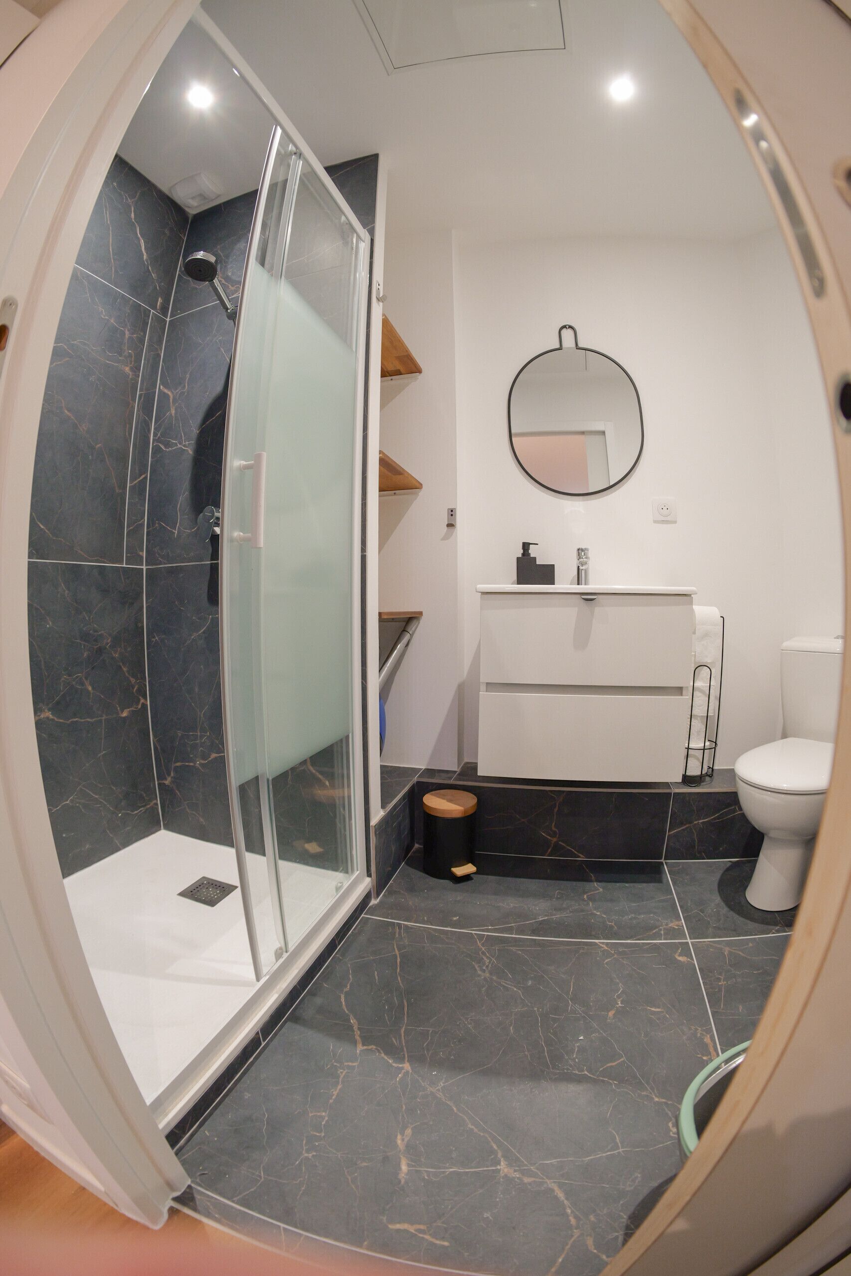 Dusche, Haartrockner, Handtücher