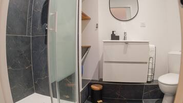 Dusche, Haartrockner, Handtücher