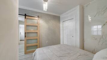 Iron/ironing board, Internet, bed sheets