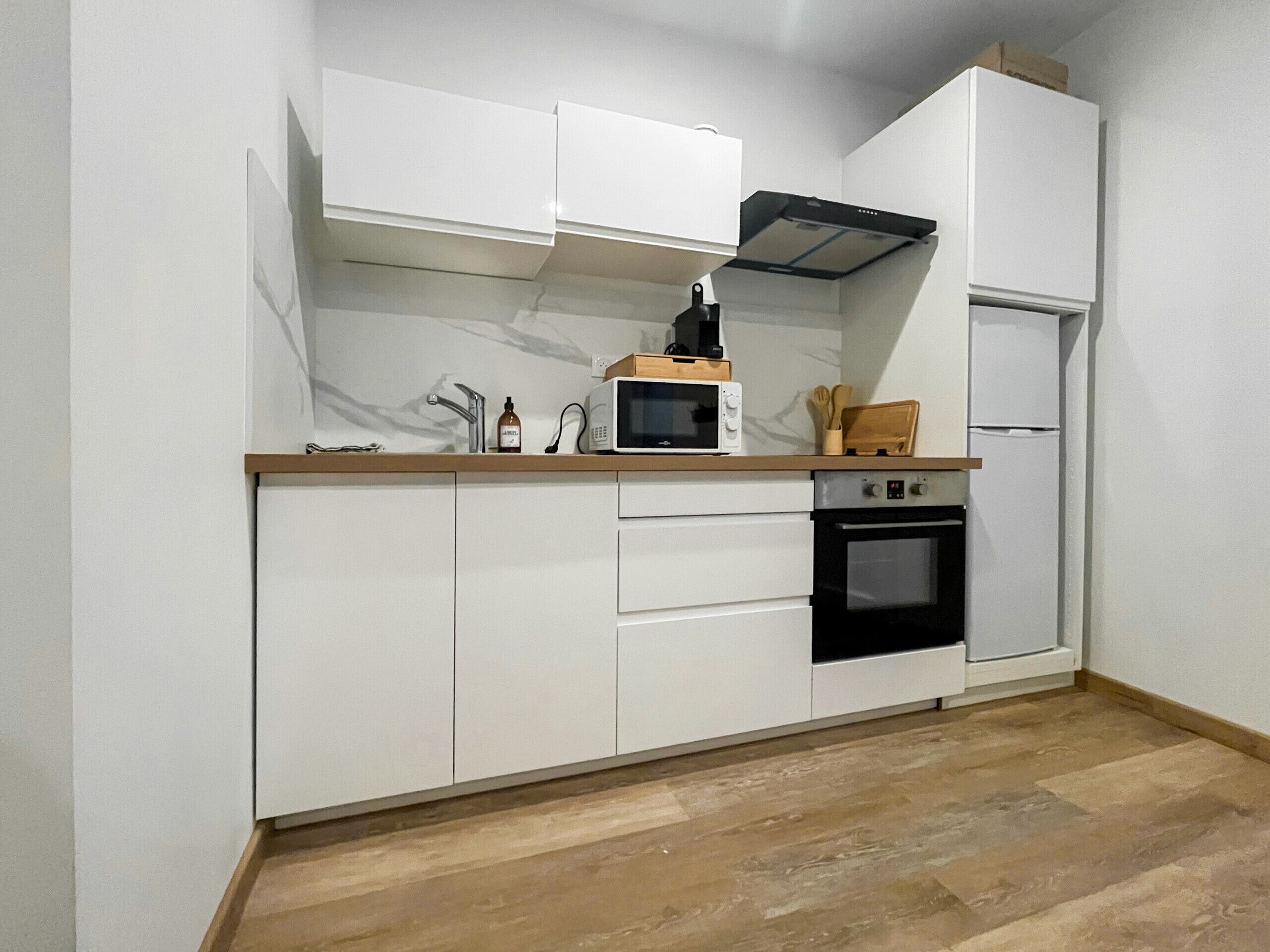 Fridge, microwave, oven, coffee/tea maker