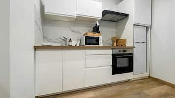Fridge, microwave, oven, coffee/tea maker