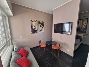 TV - PataPam bright studio apartment lido di Roma (Lido di Ostia)