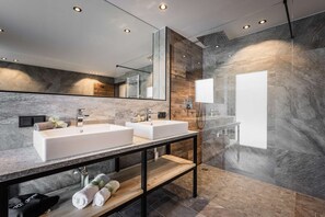 Dusche, Haartrockner, Handtücher