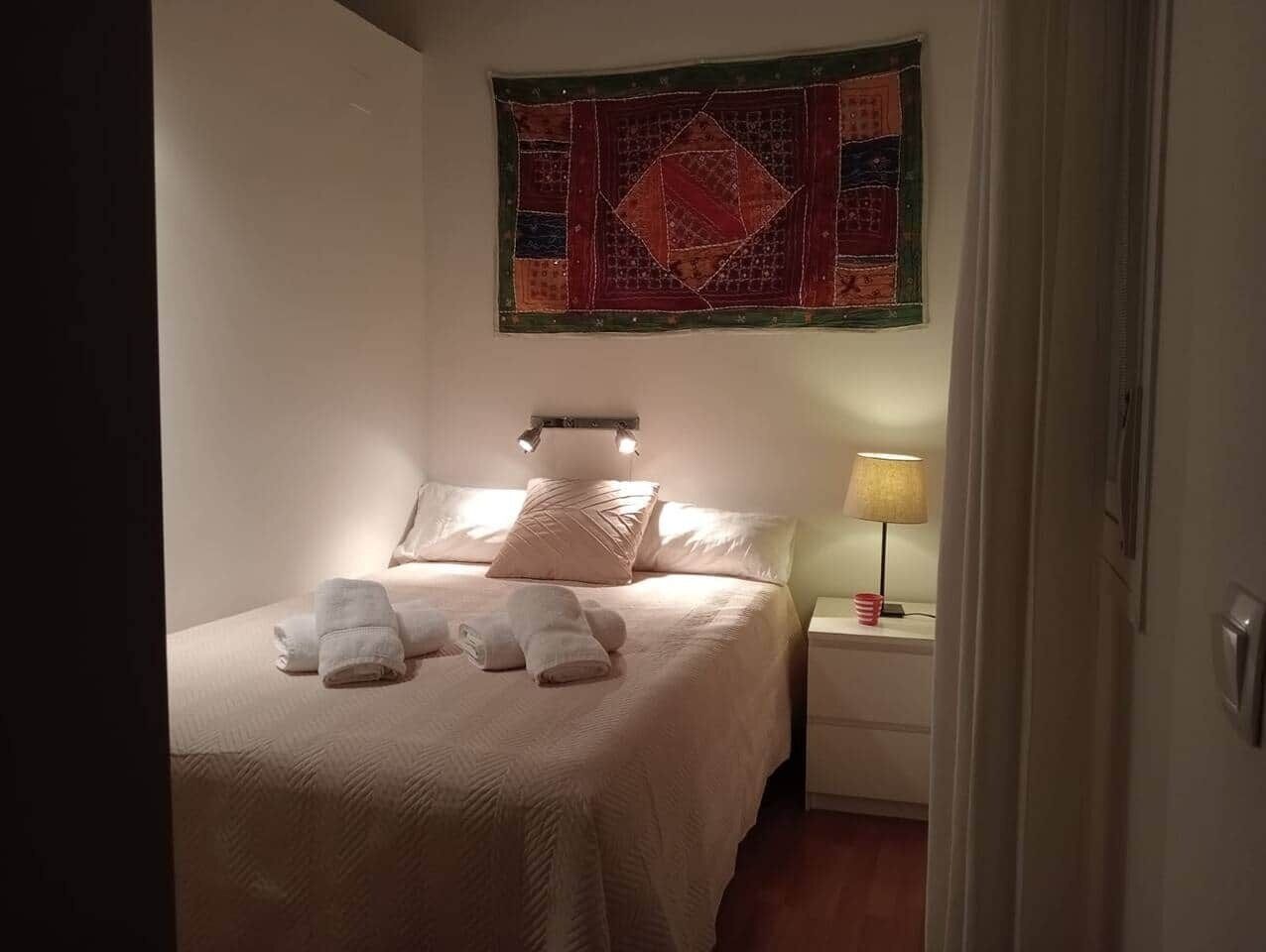 Tabla de planchar con plancha, wifi, ropa de cama