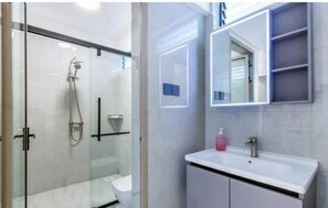 Shower, hair dryer, towels, soap - Stylish Group Stay in Kilimani – Modern Comfort in a Prime Location (Nairobi)