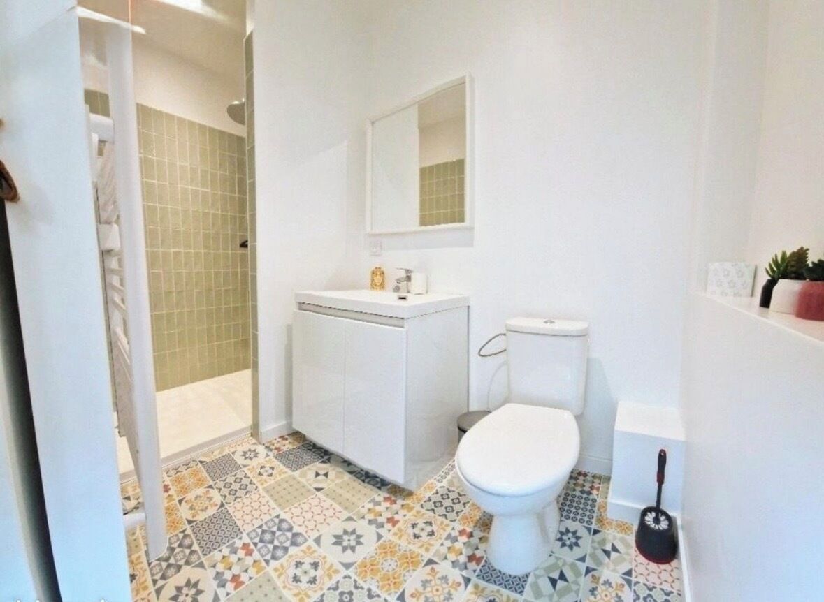 Shower, toilet paper