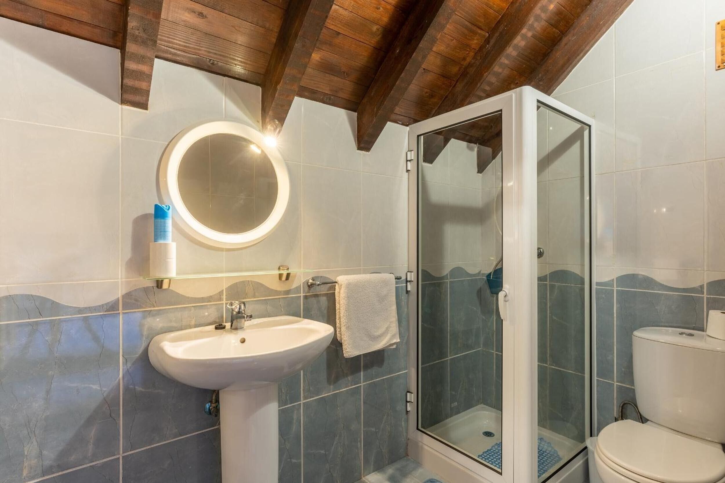 Douche, sèche-cheveux, serviettes fournies