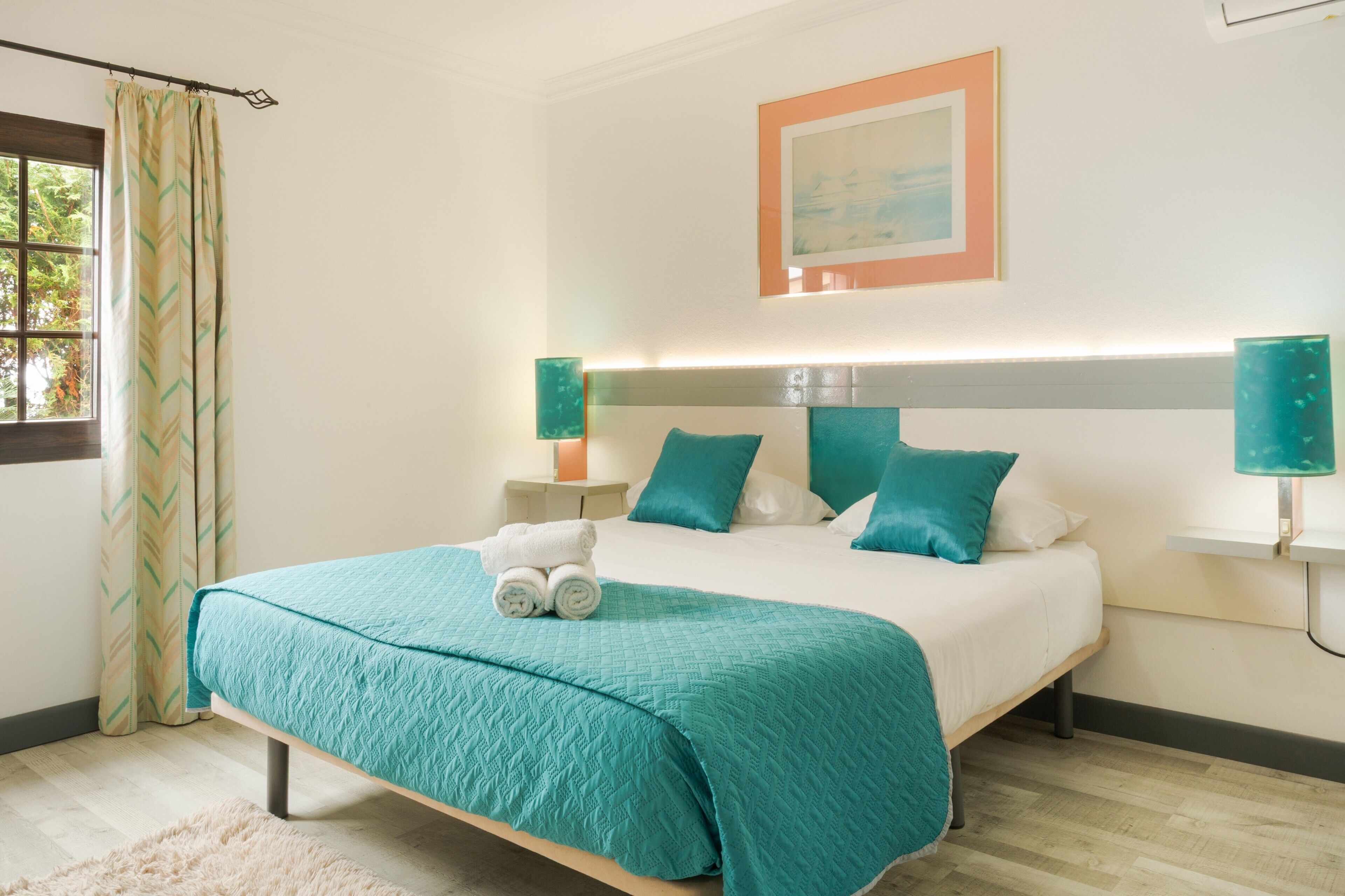 Tabla de planchar con plancha, wifi y ropa de cama 
