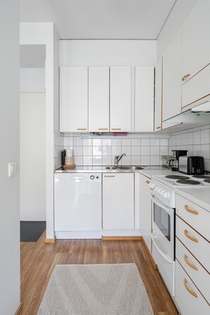 Apartamento Confort, sauna, frente a la playa | Cocina privada | Frigorífico grande, microondas, horno y placa de cocina