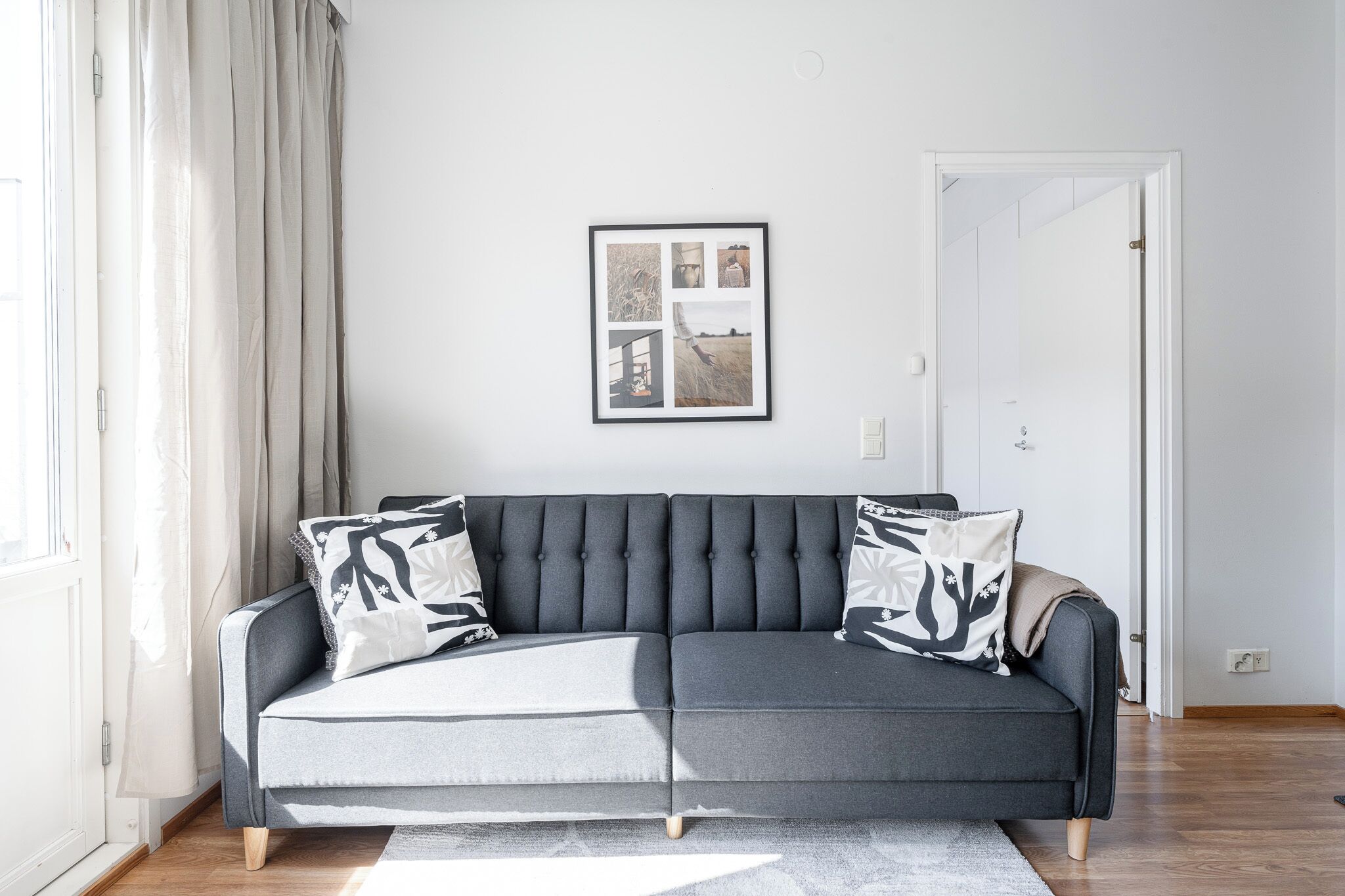 Appartement Confort, sauna, en front de plage | Coin séjour | TV connectée de 50 pouces avec chaînes par câble
