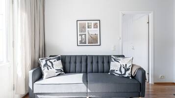 Appartement Confort, sauna, en front de plage | Coin séjour | TV connectée de 50 pouces avec chaßnes par cùble