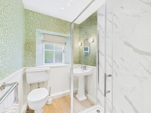 Bathroom - Cosy Cottage with lovely walks from the door (COupar ANgus)
