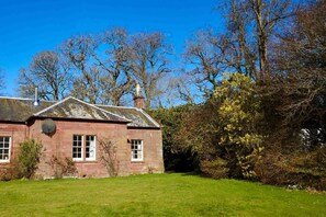 Exterior - Cosy Cottage with lovely walks from the door (COupar ANgus)