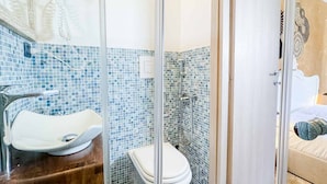 Douche, serviettes fournies, papier toilette