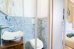 Bathroom - In the authentic heart of Manarola, in its most peaceful and panoramic area, Terre Marine Rooms welcomes guests into an intimate and relaxing atmosphere, where the charm of the Cinque Terre meets modern comfort.The Yellow Room is a bright double room, a  (Riomaggiore)