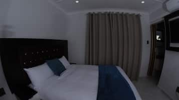 Classic Room | Desk, laptop workspace, free WiFi