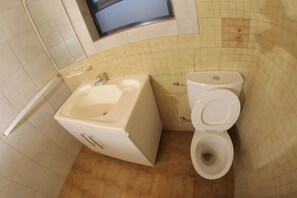 Family Room | Bathroom | Soap, toilet paper - Cozy Villa Lodge (Edenvale)