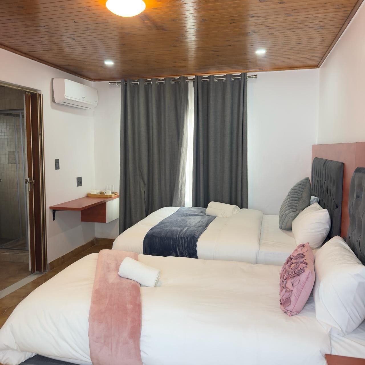 Habitación familiar | Escritorio, espacio para trabajar con laptop y wifi gratis 