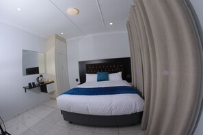 Classic Room | Desk, laptop workspace, free WiFi - Cozy Villa Lodge (Edenvale)