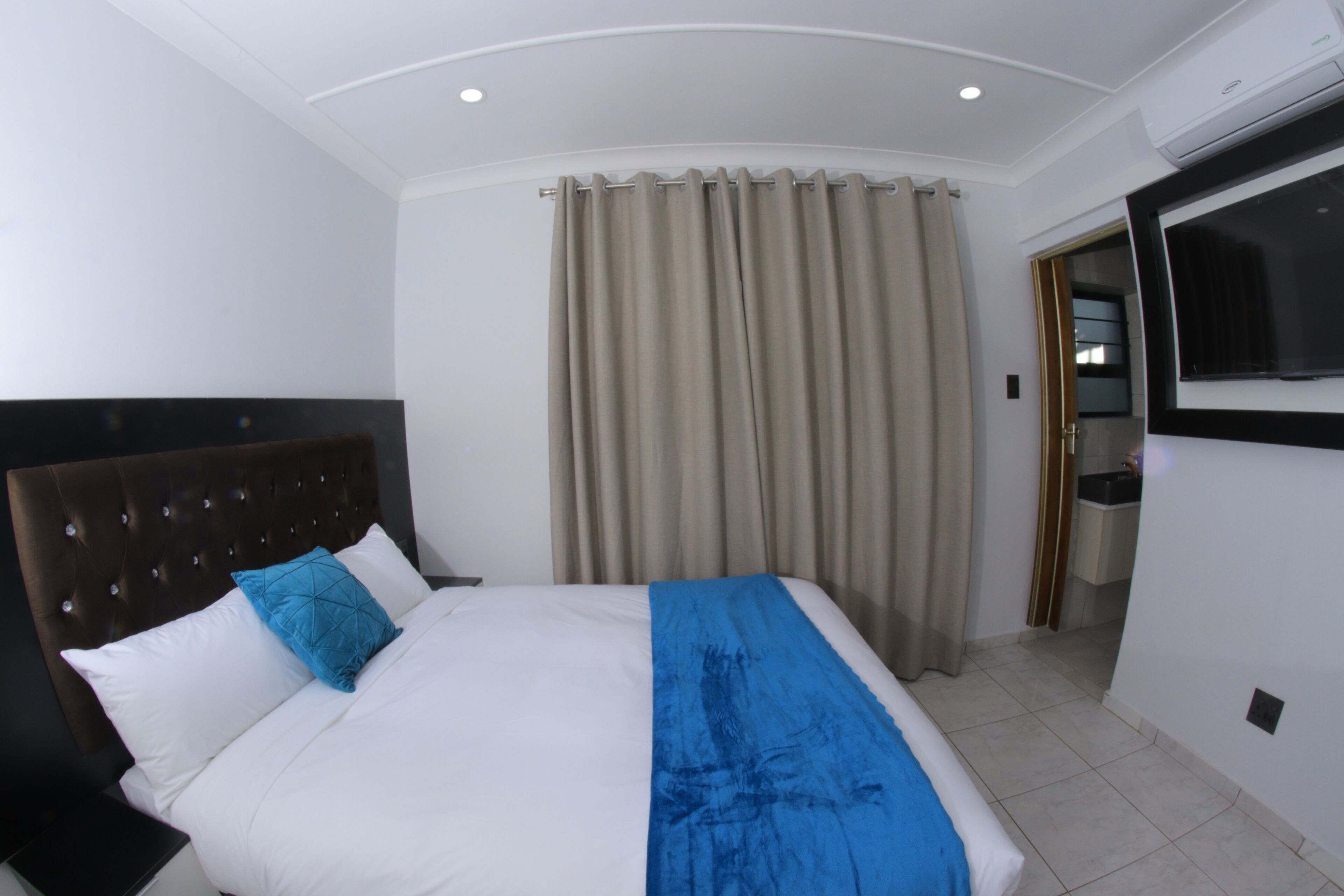 مكتب ومساحة عمل للكمبيوتر المحمول وواي فاي مجانًا
