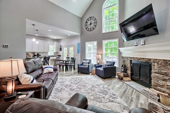 Living area - Perfect 3-bedroom home, private dock, hot tub on Lake Wateree (Winnsboro)