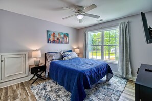 Room - Perfect 3-bedroom home, private dock, hot tub on Lake Wateree (Winnsboro)