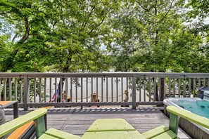 Outdoor spa tub - Perfect 3-bedroom home, private dock, hot tub on Lake Wateree (Winnsboro)
