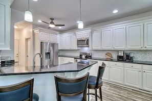 Private kitchen - Perfect 3-bedroom home, private dock, hot tub on Lake Wateree (Winnsboro)