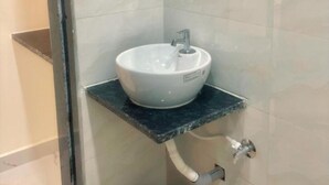 Ein Badezimmer mit Waschbecken, Spiegel und Dusche.