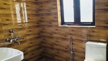 Double Room, Mountain View, Mountainside | Bathroom | Shower, free toiletries, towels, toilet paper