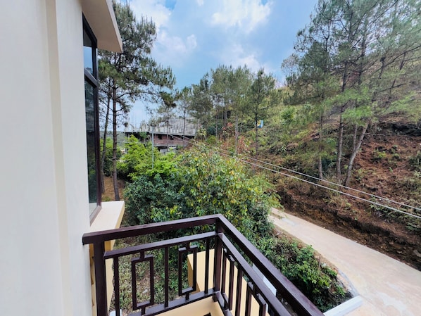 Property grounds - Mountain Views by XTSY (Shillong)