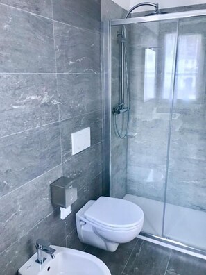 Twin Room, Balcony, City View | Bathroom - B&B PENAK  (Aprica)