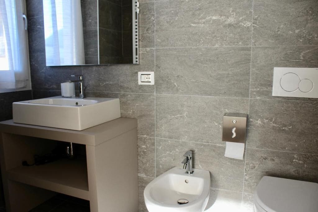 Zweibettzimmer, Balkon, Stadtblick | Badezimmer | Bidet