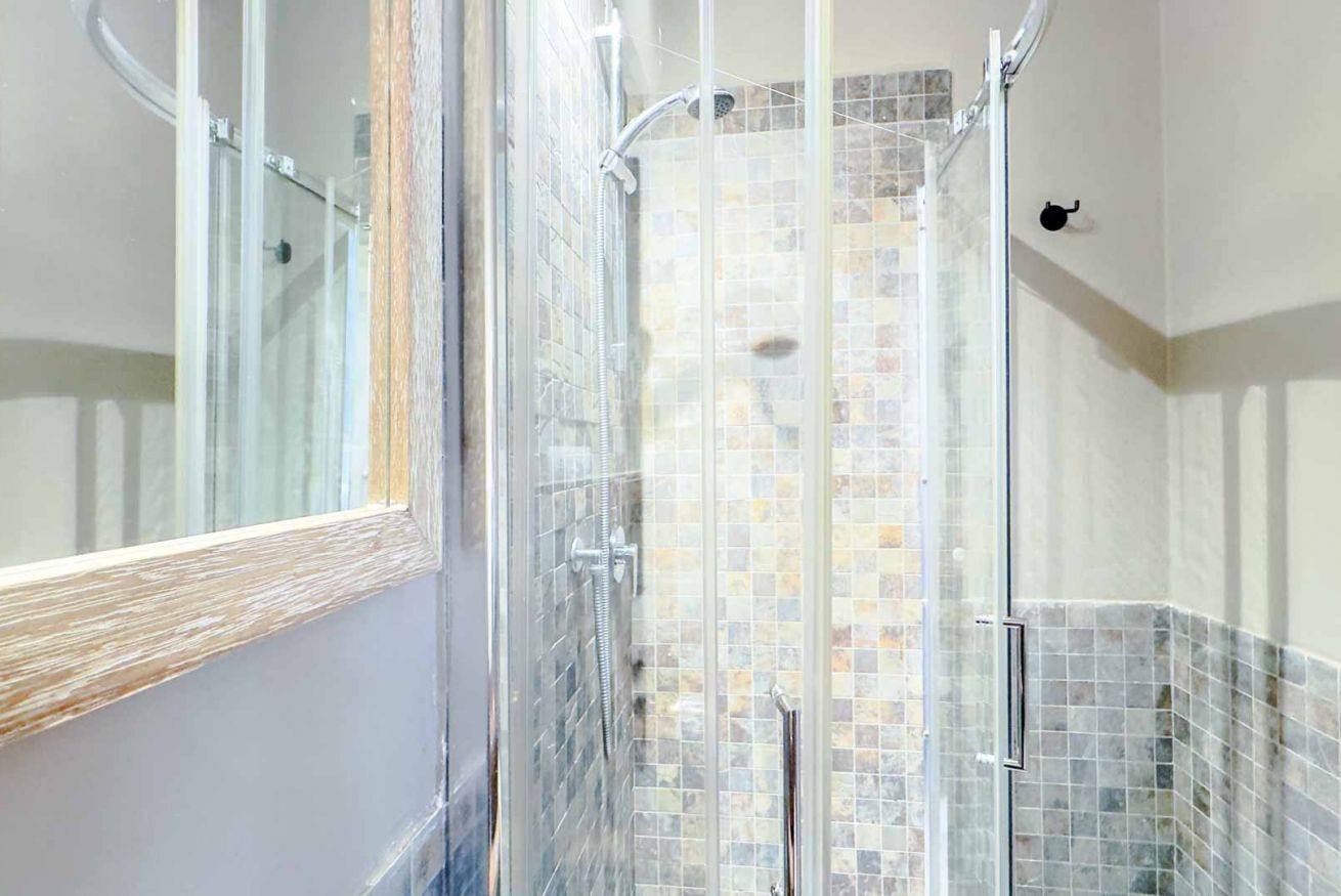 Dusche, Handtücher, Toilettenpapier