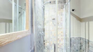Dusche, Handtücher, Toilettenpapier