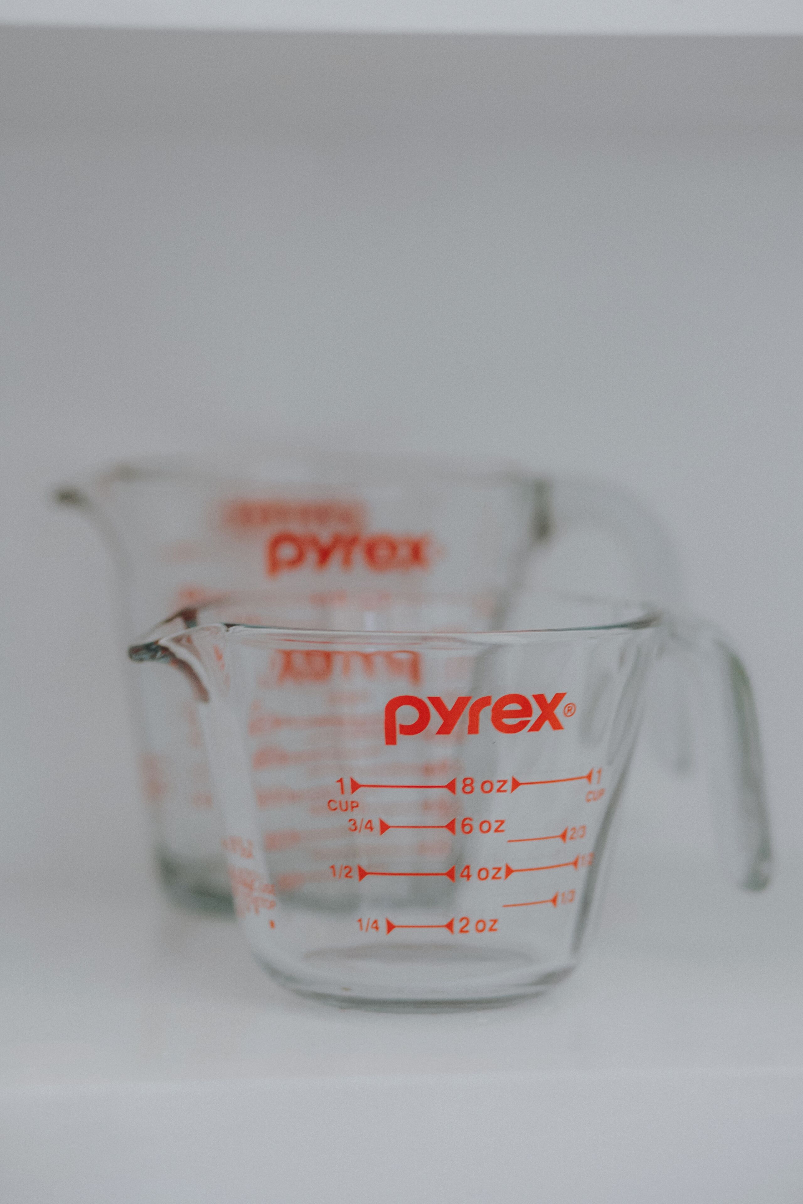 Två Pyrex-måttbägare med måttmarkeringar.