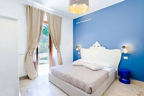 1 bedroom - In the authentic heart of Manarola, in its most peaceful and panoramic area, Terre Marine Rooms welcomes guests into an intimate and relaxing atmosphere, where the charm of the Cinque Terre meets modern comfort.The Blue Room is a refined double room, ins (Riomaggiore)