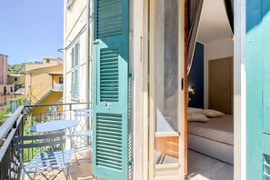 Outdoor dining - In the authentic heart of Manarola, in its most peaceful and panoramic area, Terre Marine Rooms welcomes guests into an intimate and relaxing atmosphere, where the charm of the Cinque Terre meets modern comfort.The Blue Room is a refined double room, ins (Riomaggiore)